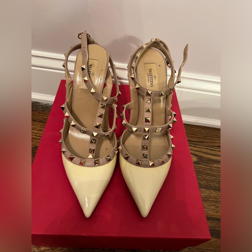 Valentino PATENT ROCKSTUD CAGED PUMP 100MM 40